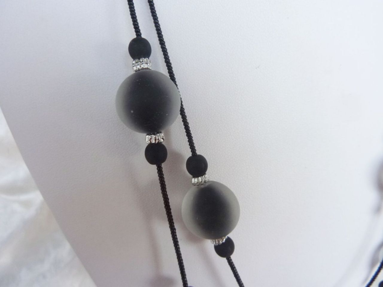 collier en verre de murano 2 fils, perles fait min couleur noir recouvertes de cristal transparent satiné, fil en rocaille noir 