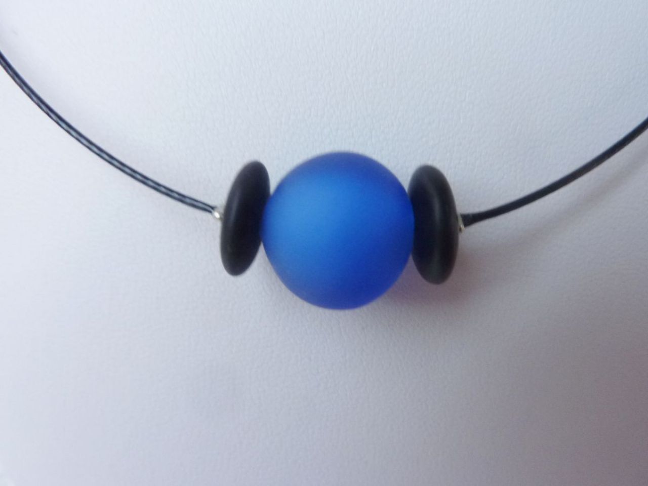 collier avec une perle centrale bleu et 2 perles noir, verre de murano , fil en acier recouvert de plastique noir