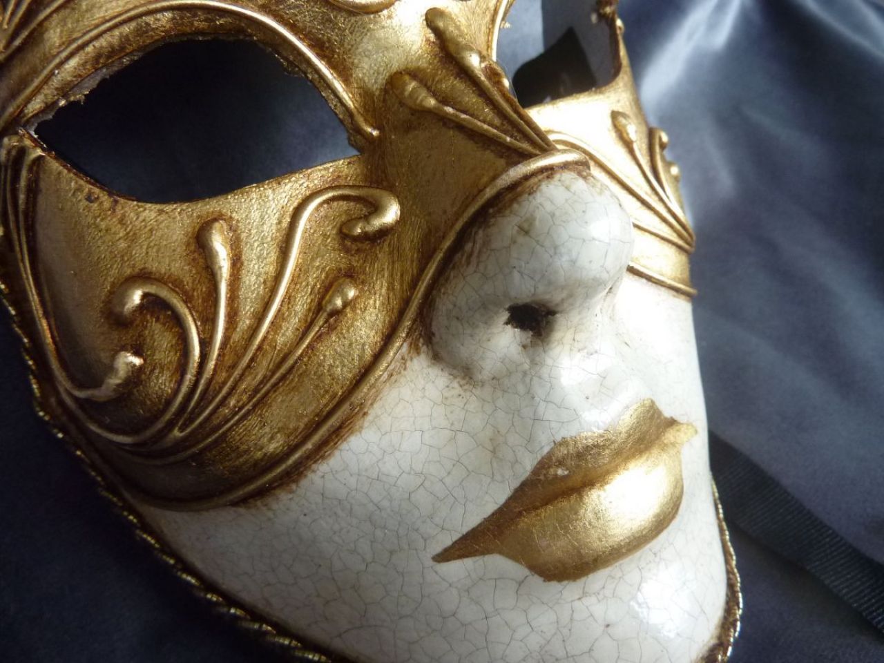masque coquillage en papier mâché , feuille d'or;
