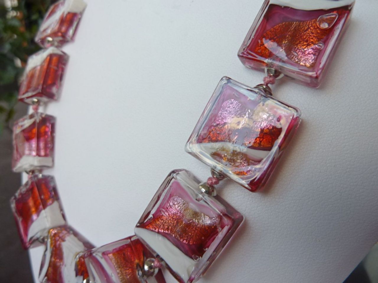 collier en verre de murano, perles carrées de couleur rose, blanc, rouge, fil en soie rose