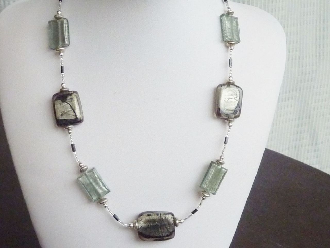 collier en verre de Murano, perles rectangulaires en gris foncé et clair