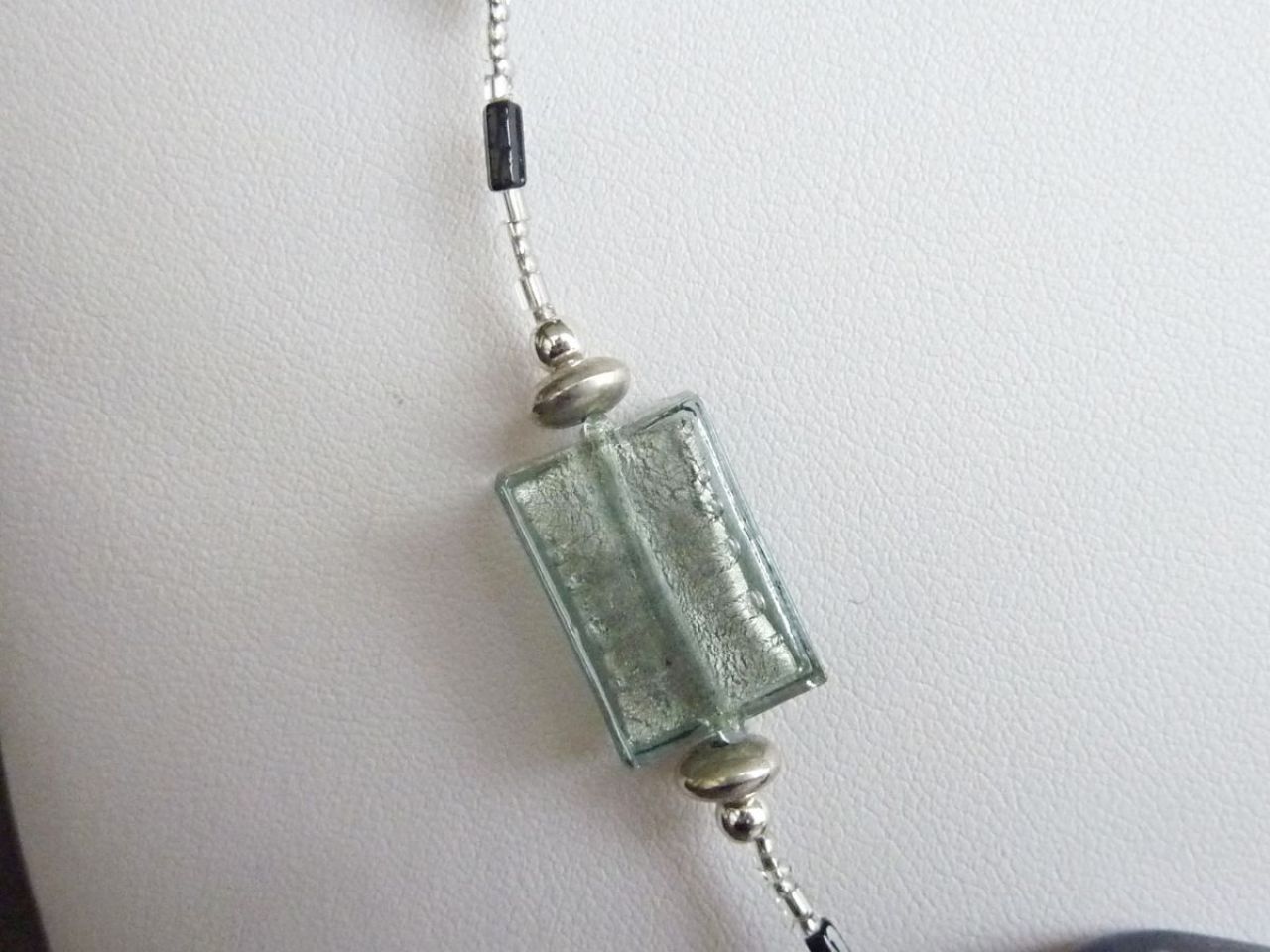 collier en verre de Murano, perles rectangulaires en gris foncé et clair