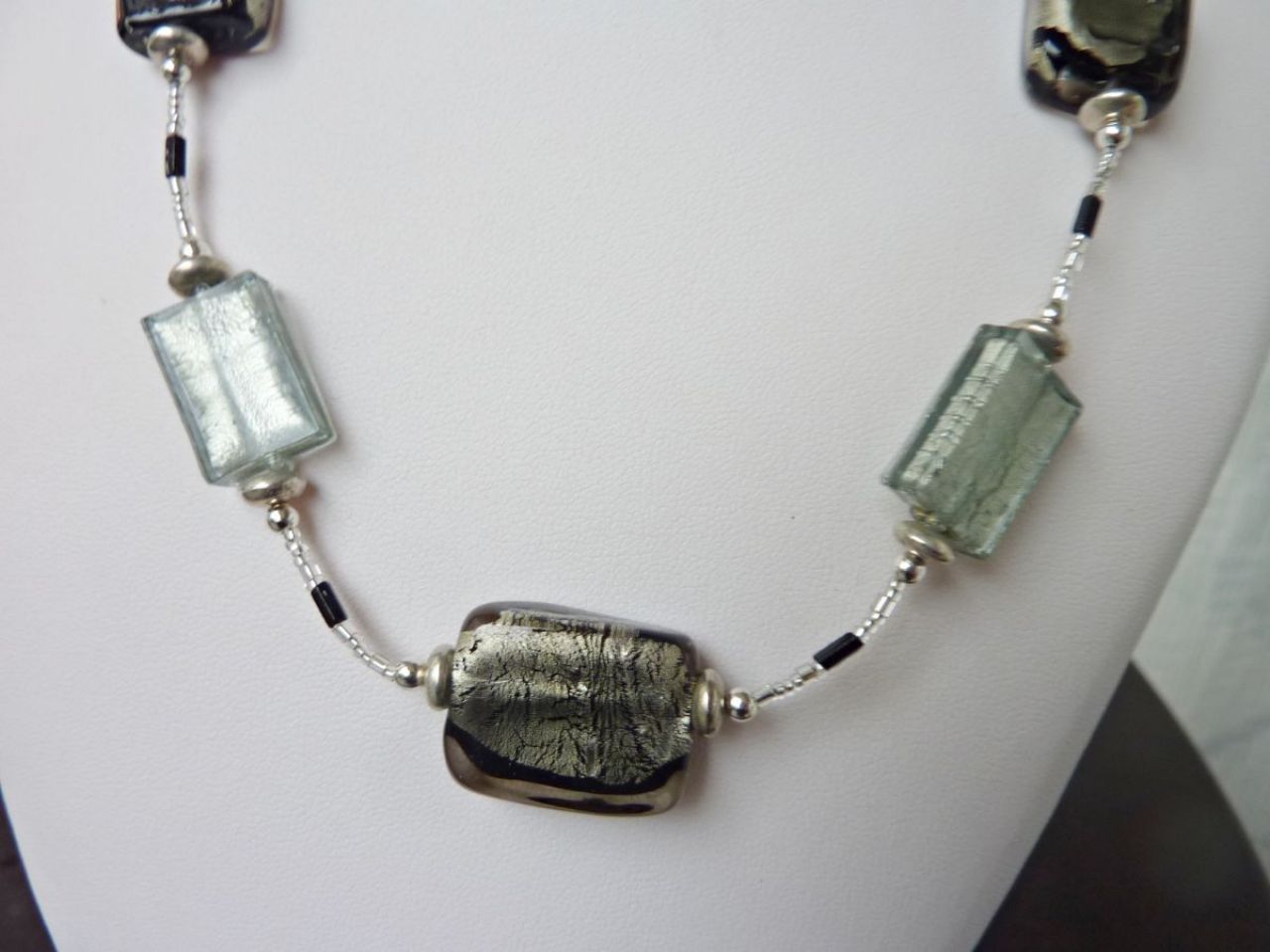 collier en verre de Murano, perles rectangulaires en gris foncé et clair