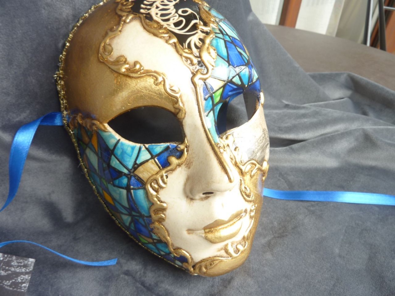 masque visage dessiné à la main, couleur bleu et feuille d'or, reproduction du pont de Rialto