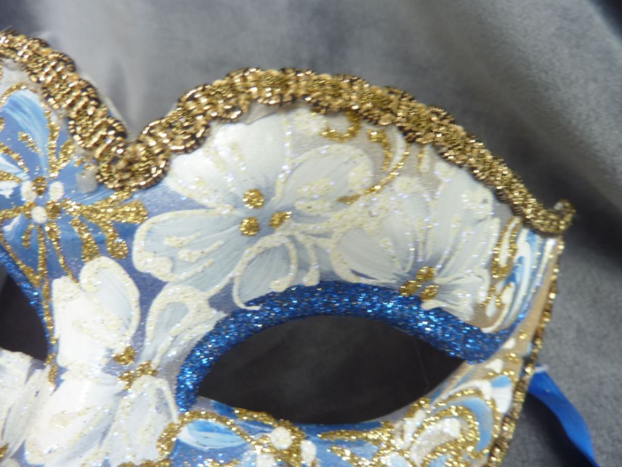 masque loup décor floréal fait à la main , couleur blanc et bleu, glitter et gallon doré