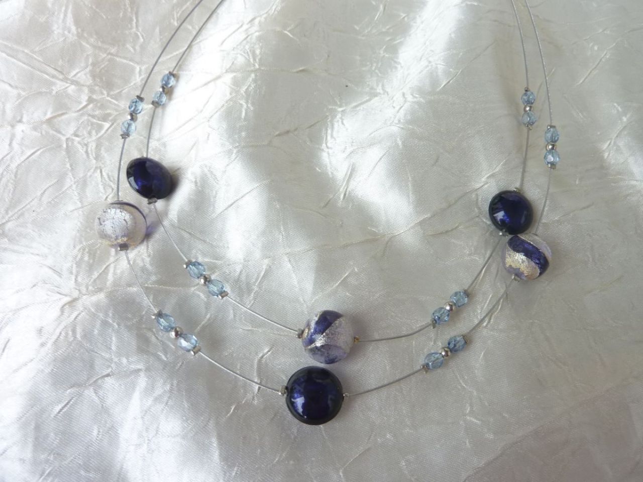 collier perles en verre de Murano, mauve foncé, petits, cristaux en verre bleu claire, fil en acier