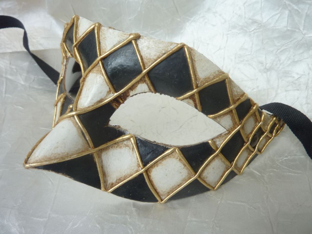 masque loupen papier mâché, fait main , décoration à petites losanges blanc et noir souligné par de traits à la feuille d'or