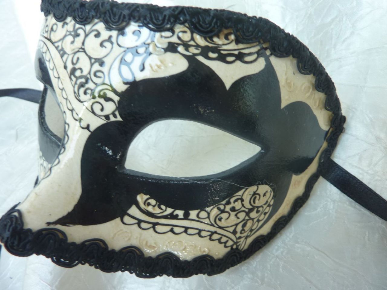 masque loup dark, noir et blanc, gallon noir, décoré à la main