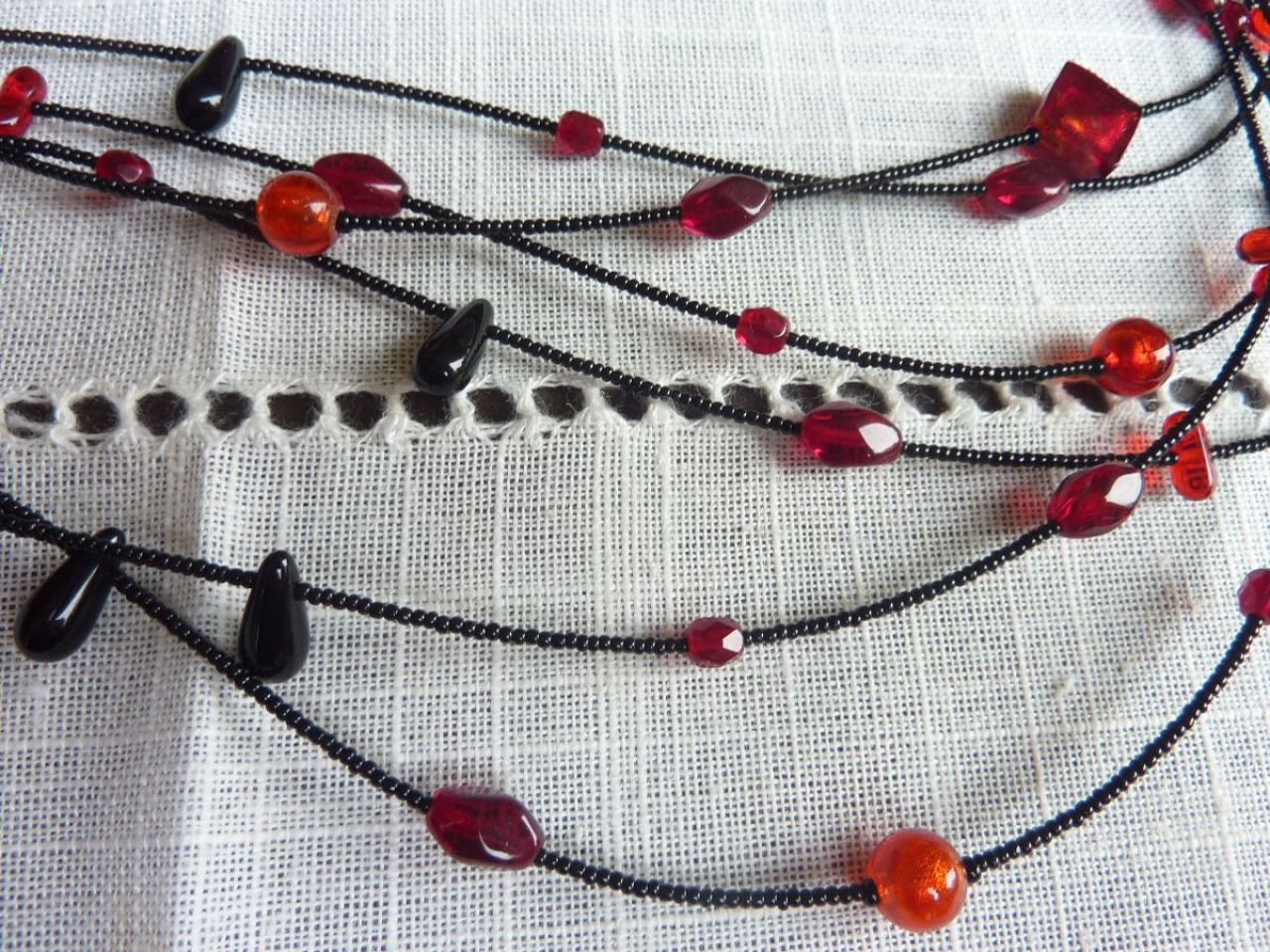 collier en verre de murano, très long , composé de perles rocaille noir , de petites perles de formes différentes et d'une grande perle soufflé, pièce unique.