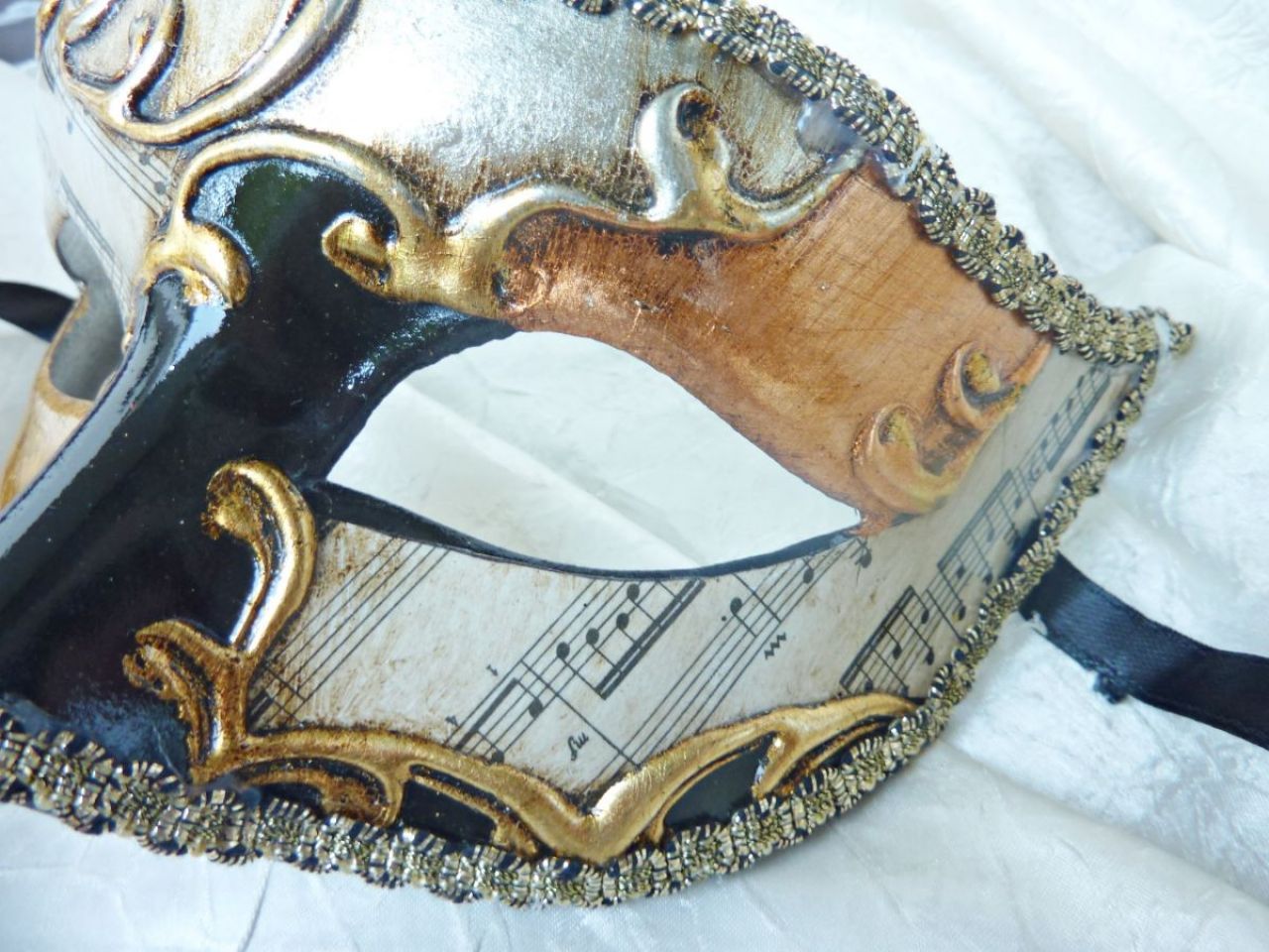 masque loup avec reproductions des partitions de musique, feuille d'or,d'argent et de cuivre