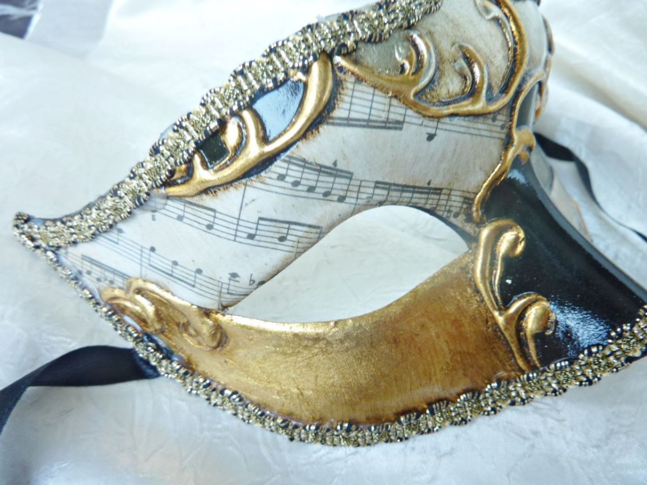 masque loup avec reproductions des partitions de musique, feuille d'or,d'argent et de cuivre