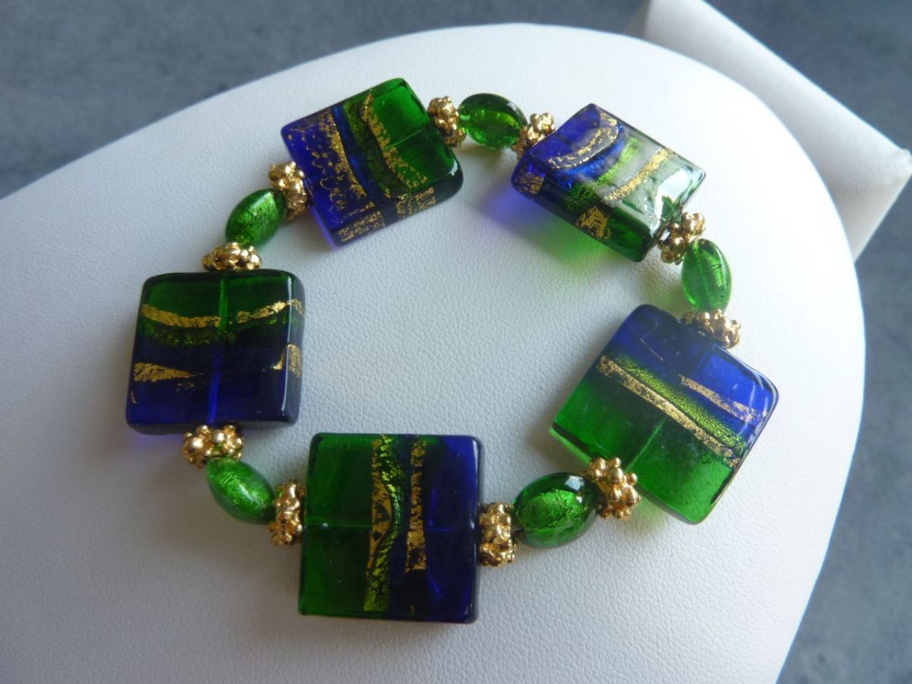 bracelet avec perles carrées en verre de Murano fait main , magnifiques couleurs  vert et bleu,  incrustations à la feuille d'or