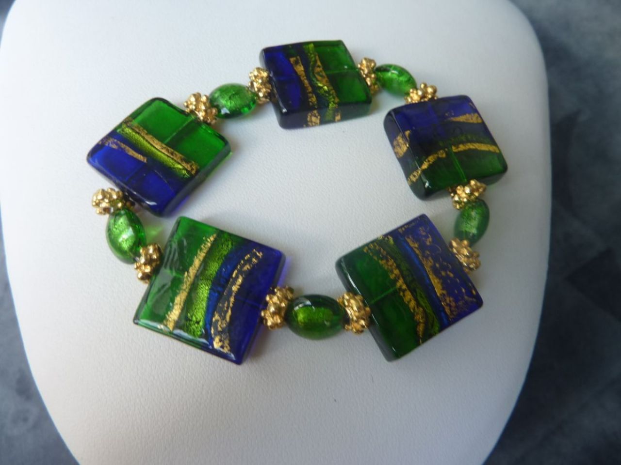 bracelet avec perles carrées en verre de Murano fait main , magnifiques couleurs  vert et bleu,  incrustations à la feuille d'or