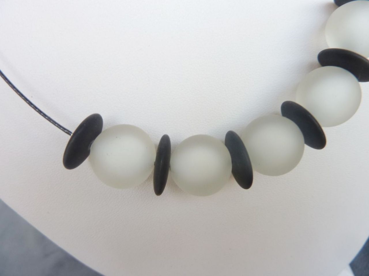 collier en verre satiné de Murano avec 5 perles blanches et 6 perles noires