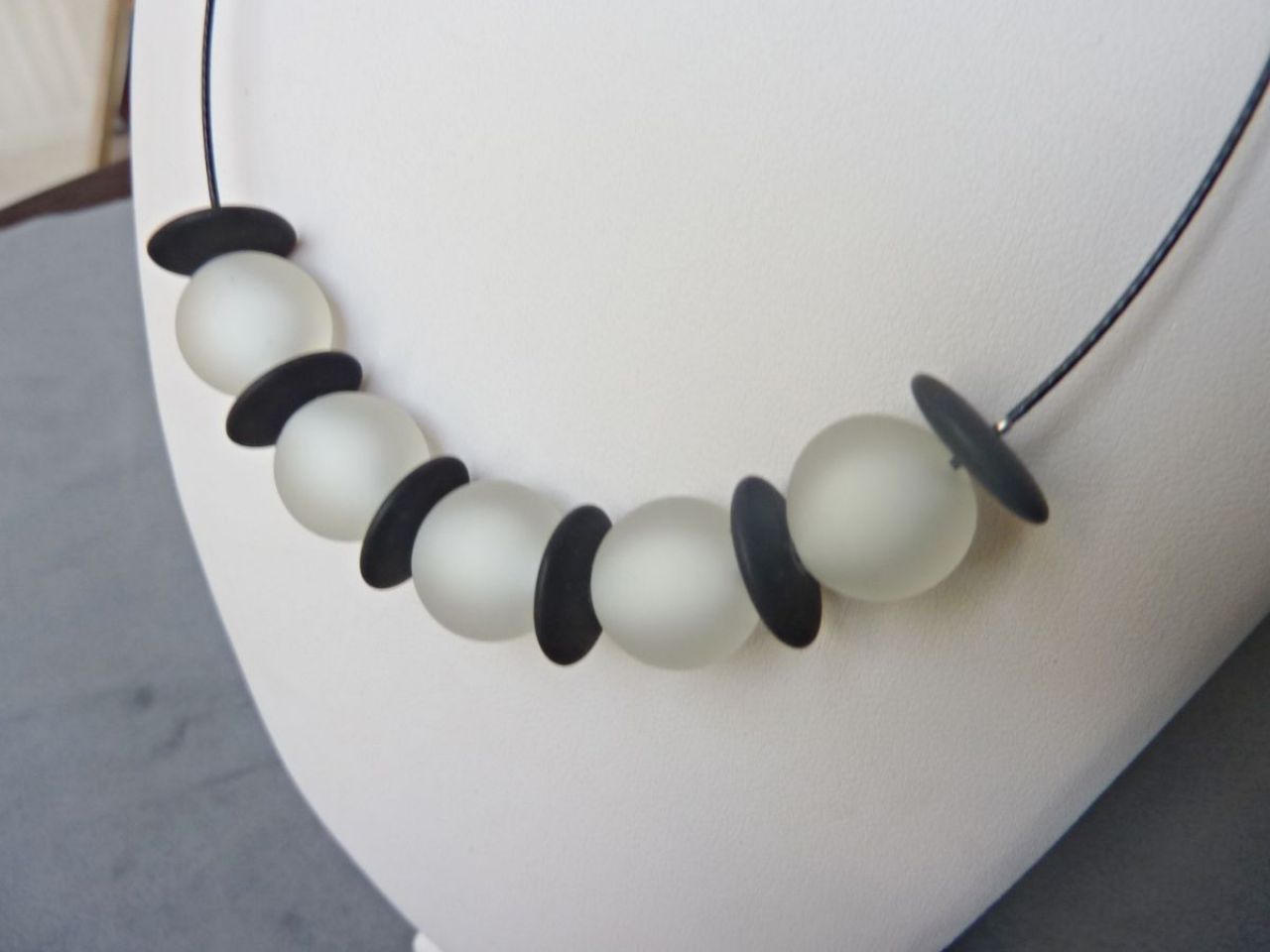 collier en verre satiné de Murano avec 5 perles blanches et 6 perles noires