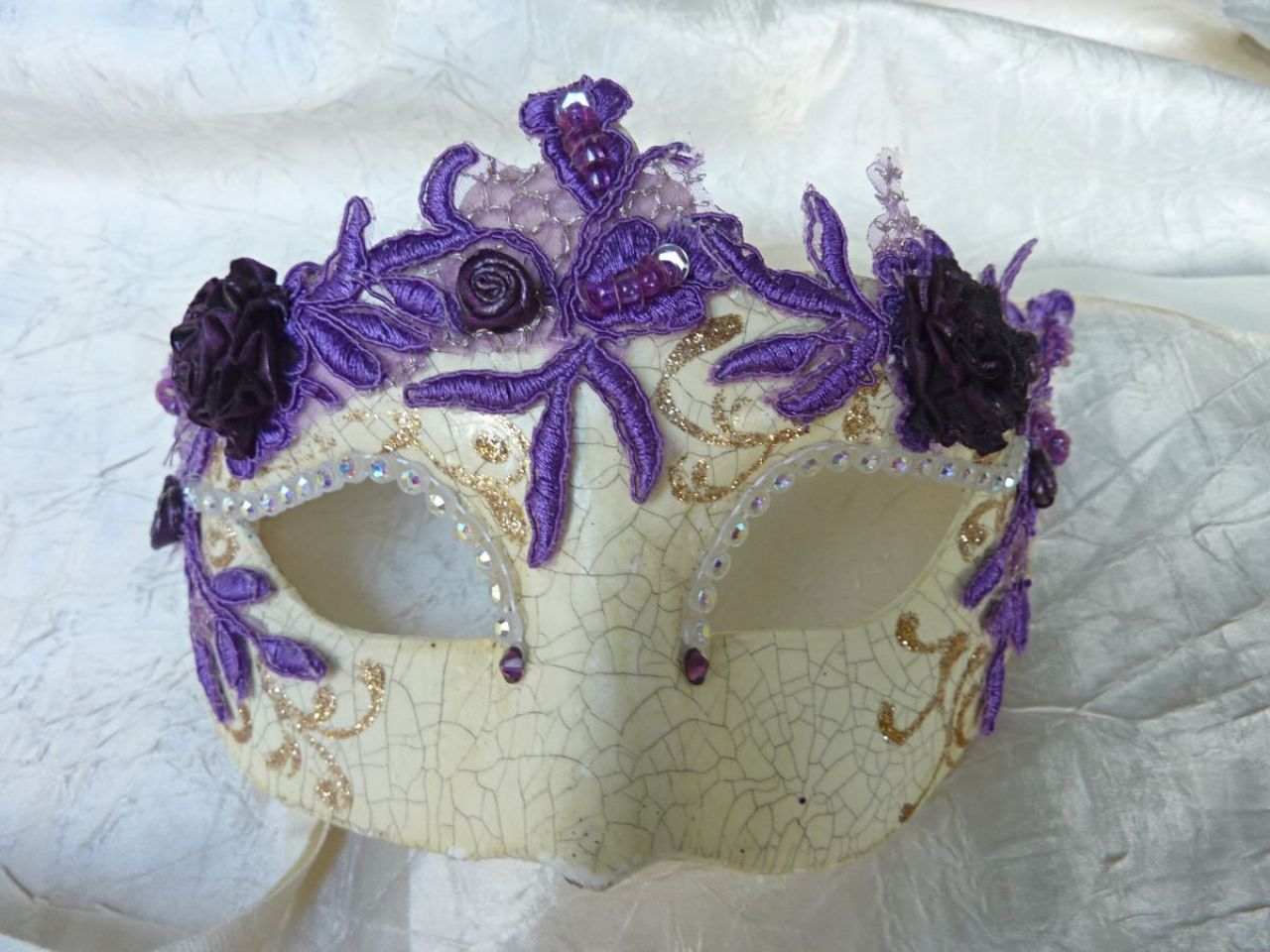 masque loup en papier mâché fait main, vernis craquelez macramé strass, 