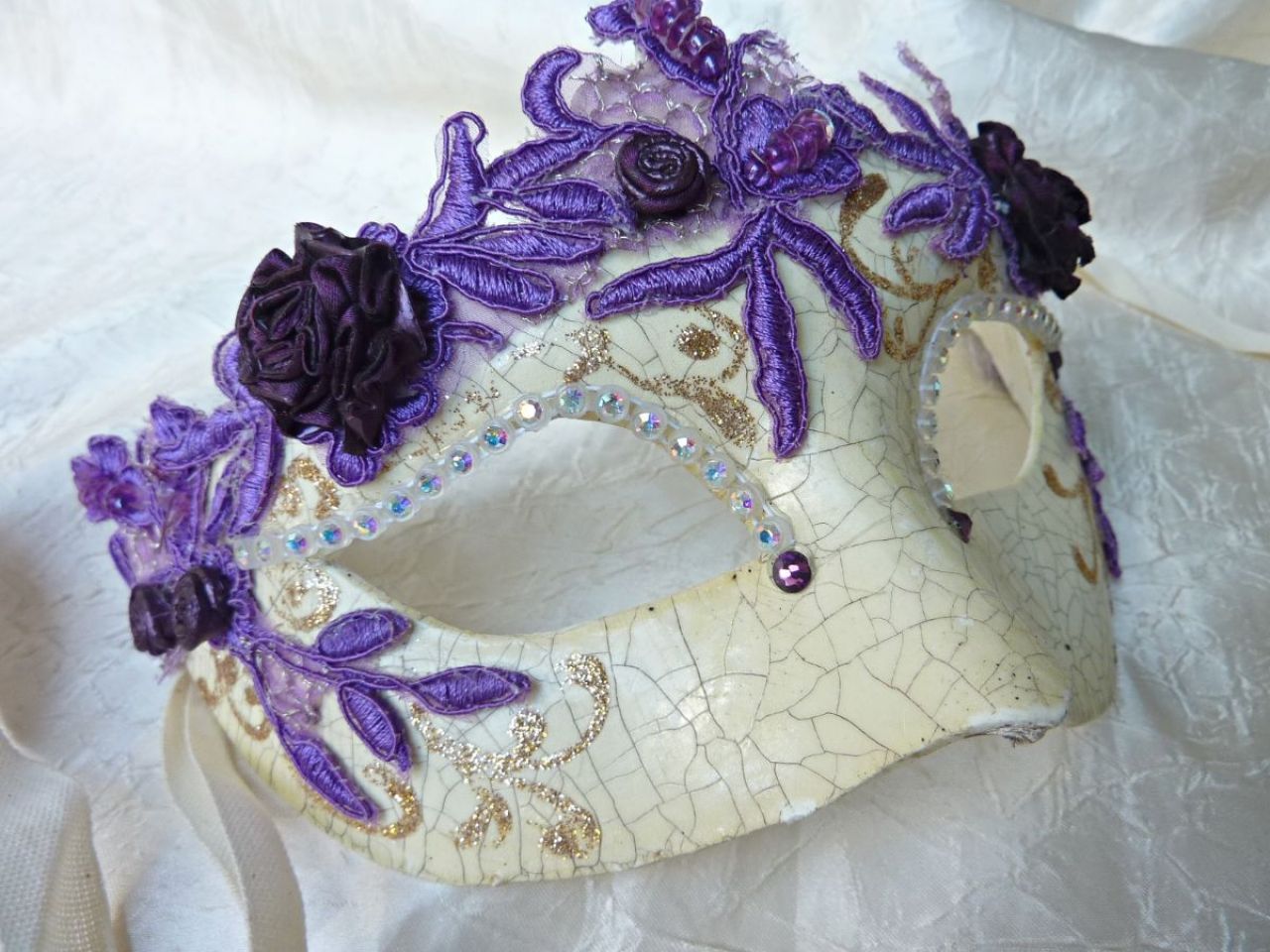 masque loup en papier mâché fait main, vernis craquelez macramé strass, 