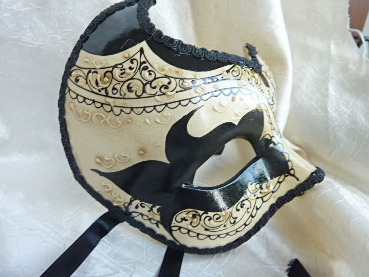 masque loup pour le déguisement, peint à main, couleur noir et blanc, gallon noir