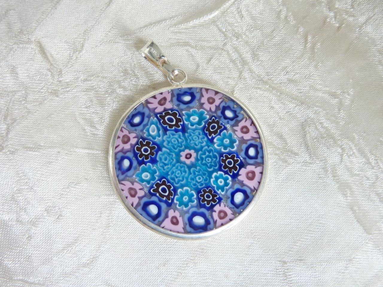 pendentif en verre millefleur de Murano cerclé en argent, fait main par les artisans vénitiens, 