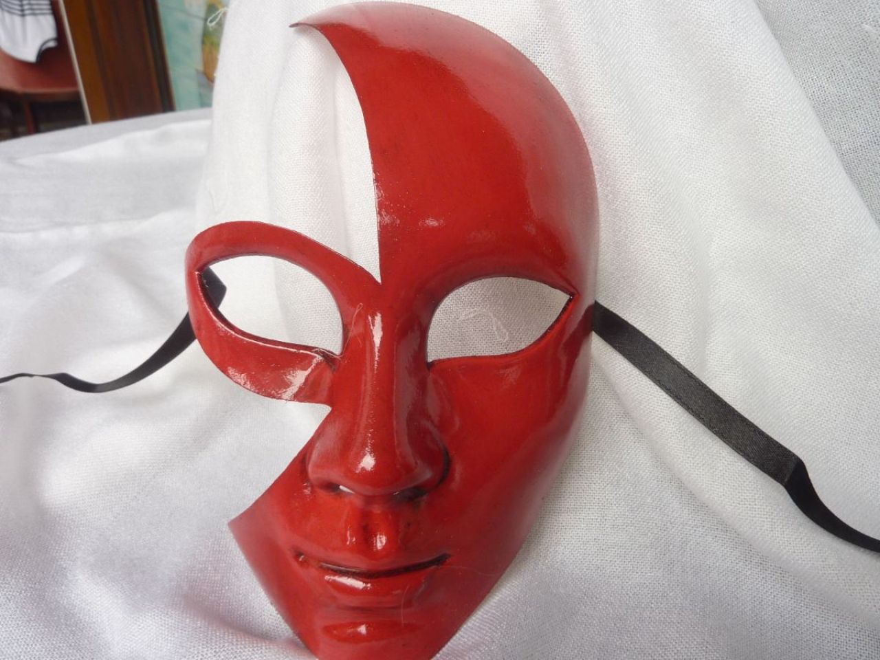 masque demi lune rouge, fait main par les artisans vénitiens