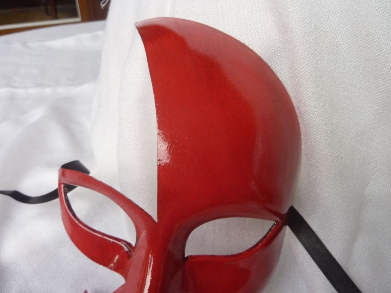 masque demi lune rouge, fait main par les artisans vénitiens