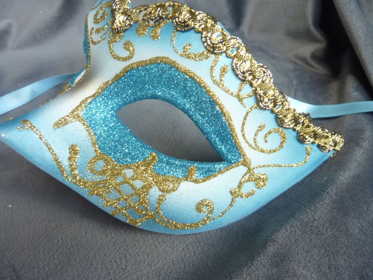 masque loup bleu claire, paillettes, gallon et glitter dorés, artisanat vénitien