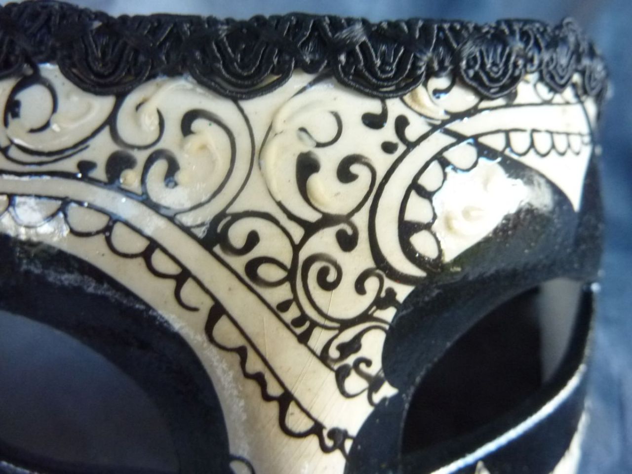 masque loup blanc et noir, décoration fait à la main, gallon noir