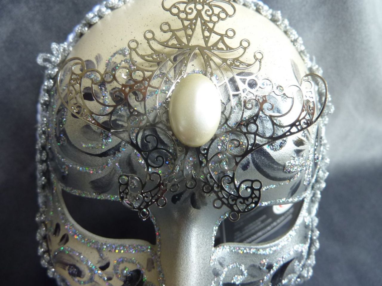 masque petit visage pour la décoration , blanc, gris, argent, gallon , pampilles, bijoux sur le front