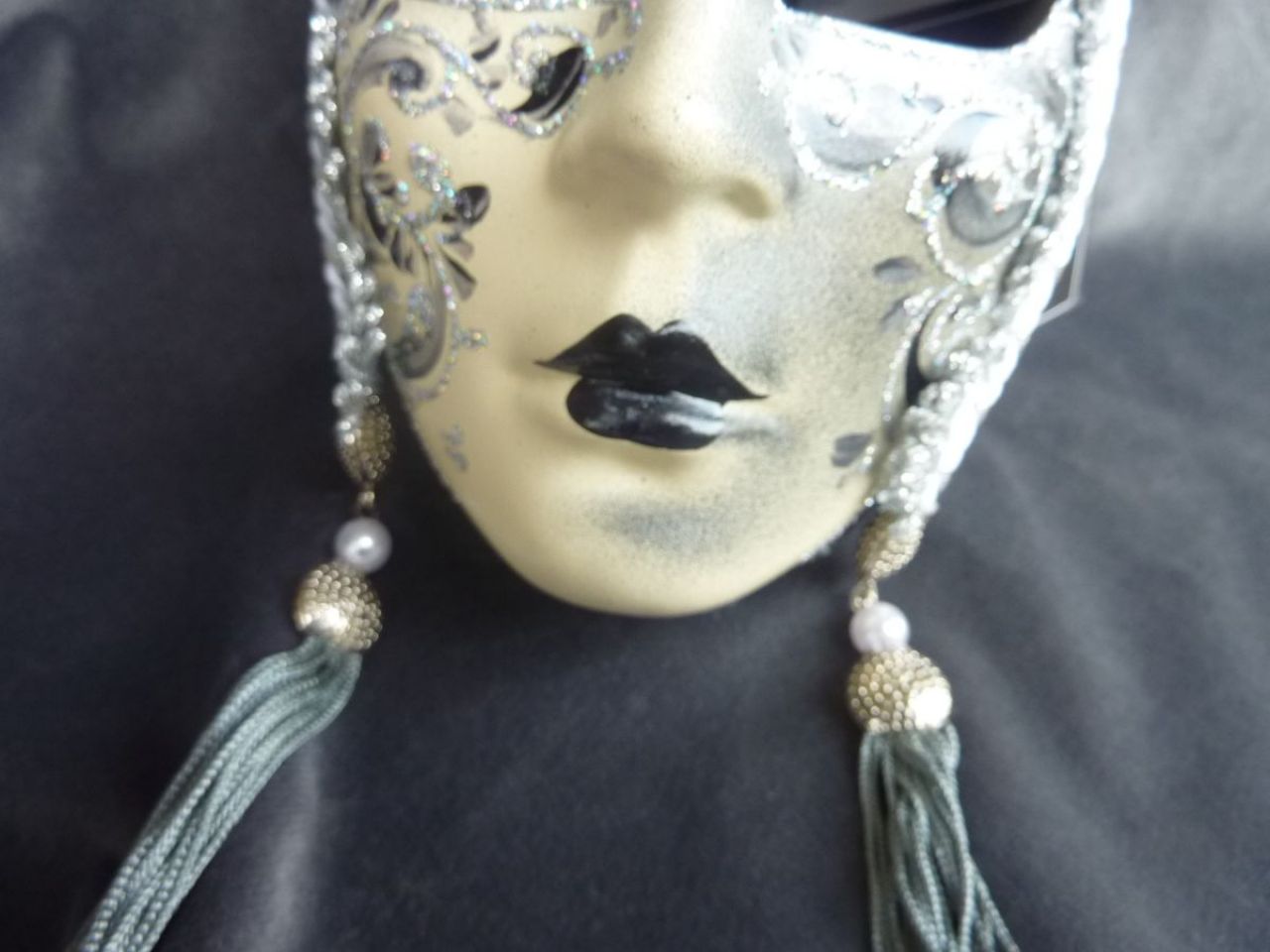 masque petit visage pour la décoration , blanc, gris, argent, gallon , pampilles, bijoux sur le front