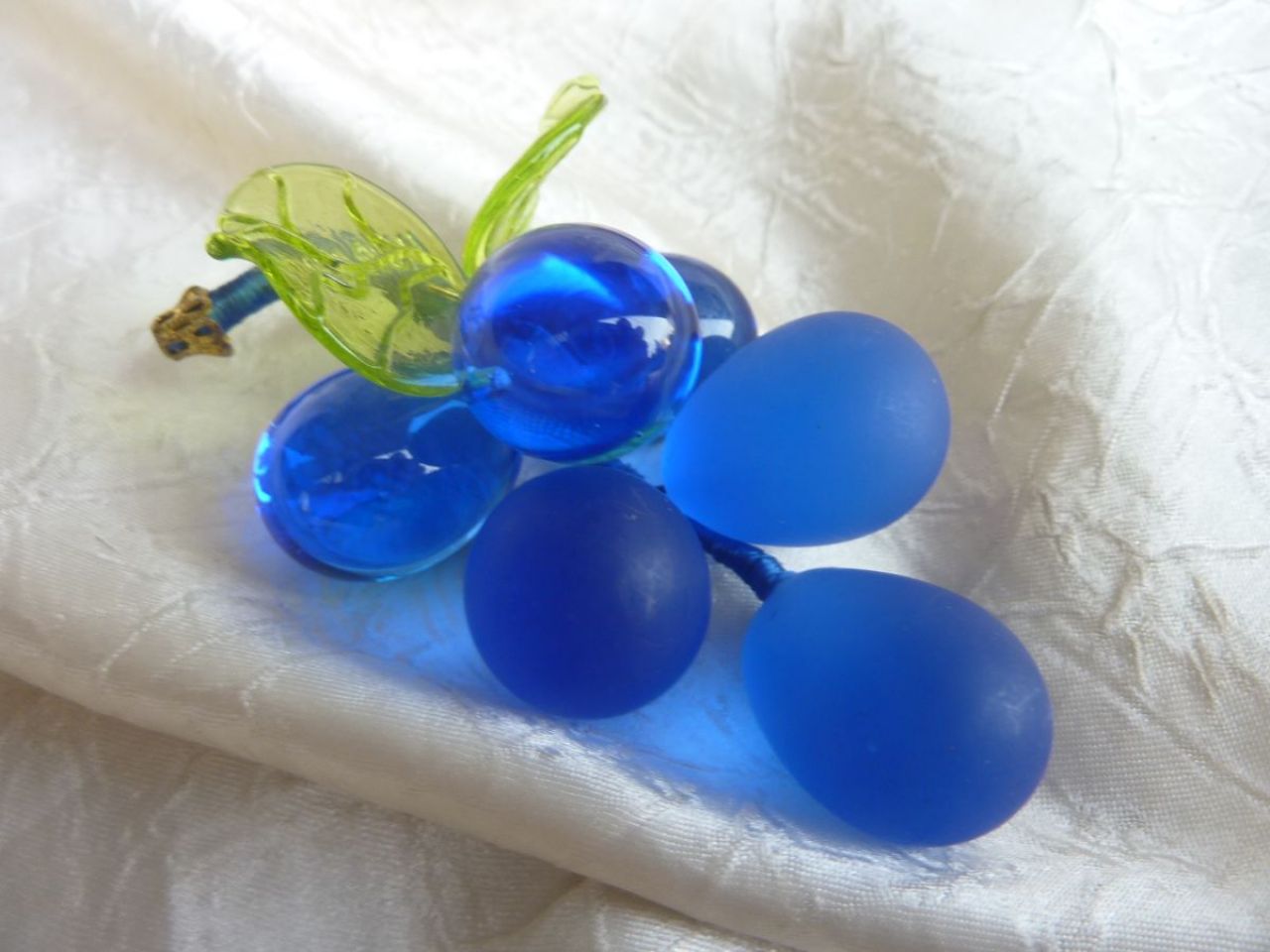 grappe de raisin bleu avec feuilles vert, verre de murano, fait main