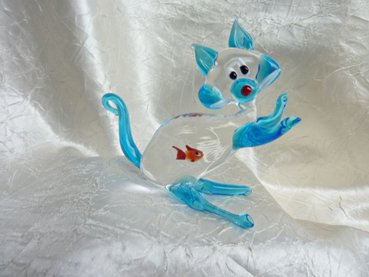 chat en verre de Murano transparent avec petit poisson rouge, fait main par les artisans vénitiens