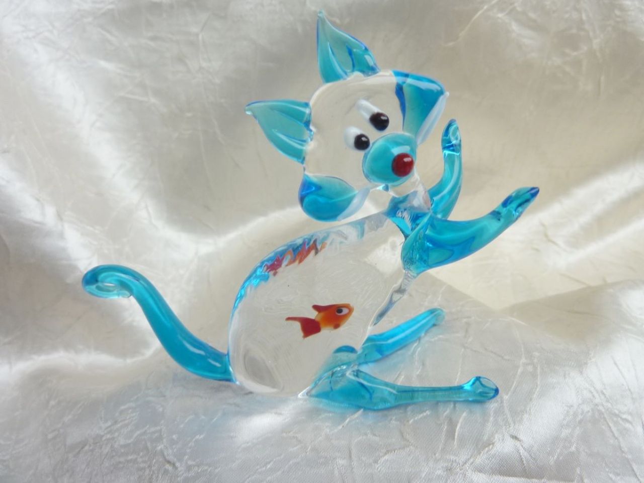 chat en verre de Murano transparent avec petit poisson rouge, fait main par les artisans vénitiens