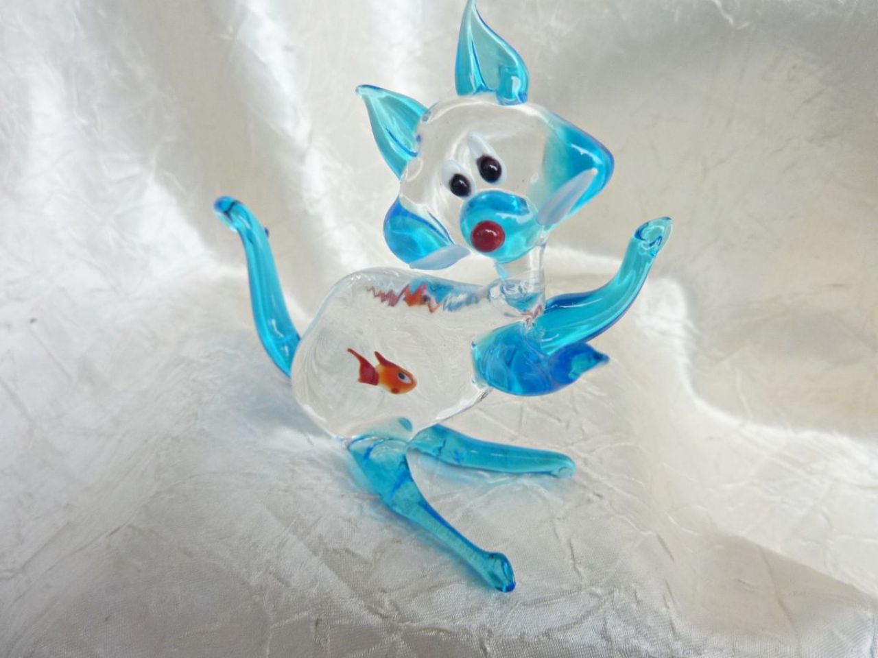 chat en verre de Murano transparent avec petit poisson rouge, fait main par les artisans vénitiens