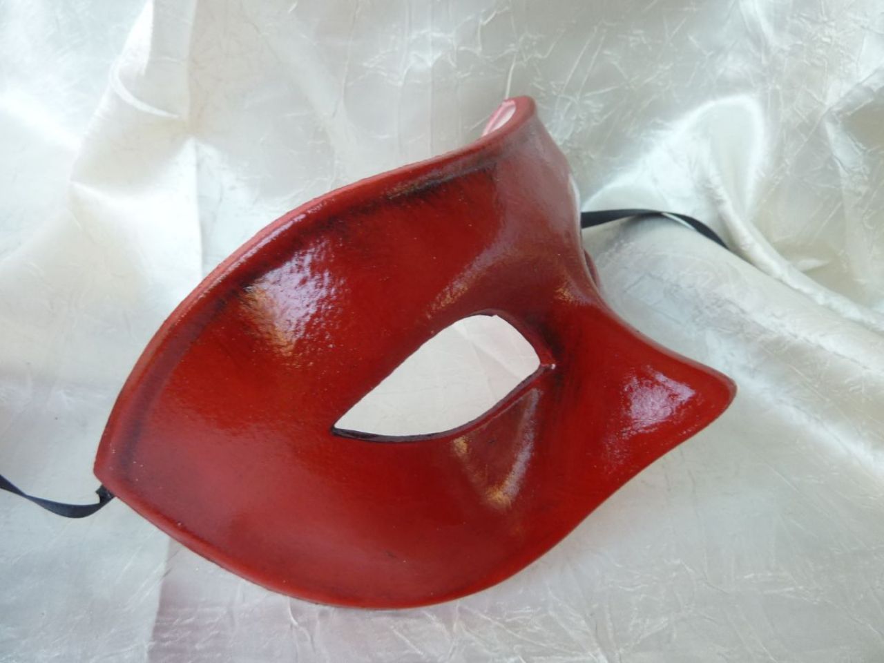 masque loup rouge brillant, anallergique, fait par les artisans vénitiens
