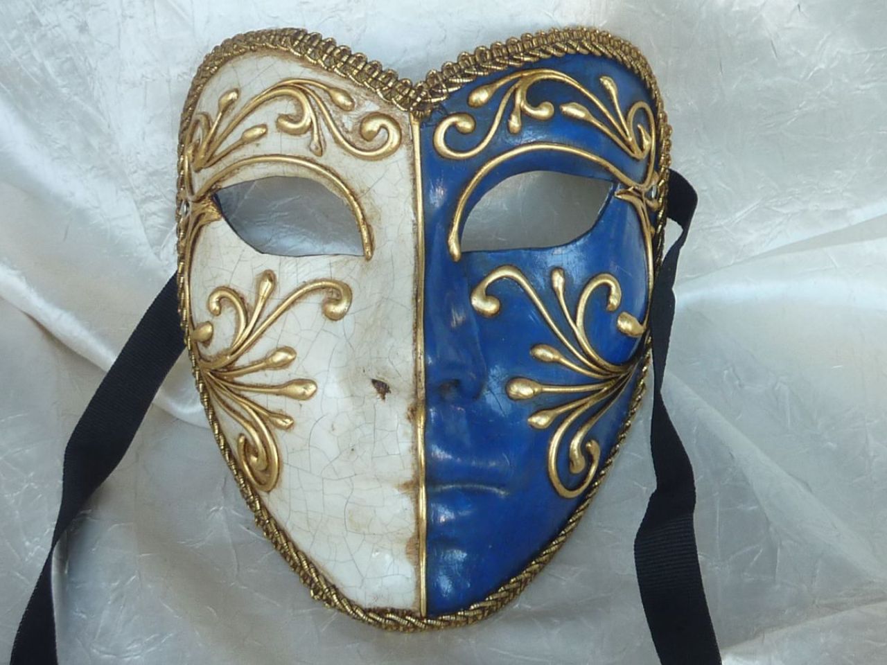 Masque fait main en papier mâché, bleu, blanc et or , vernis , gallon doréunique