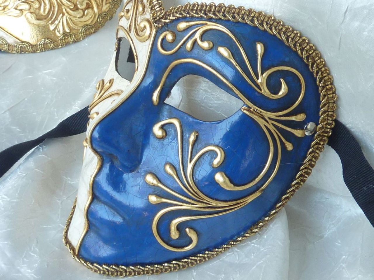 Masque fait main en papier mâché, bleu, blanc et or , vernis , gallon doréunique