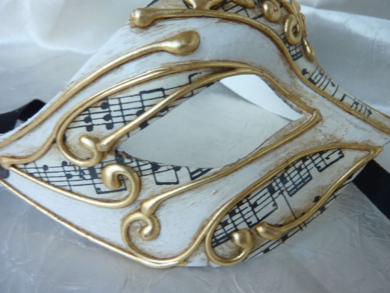 masque loup en papier mâché avec arabesque à la feuille d'or, papier musique