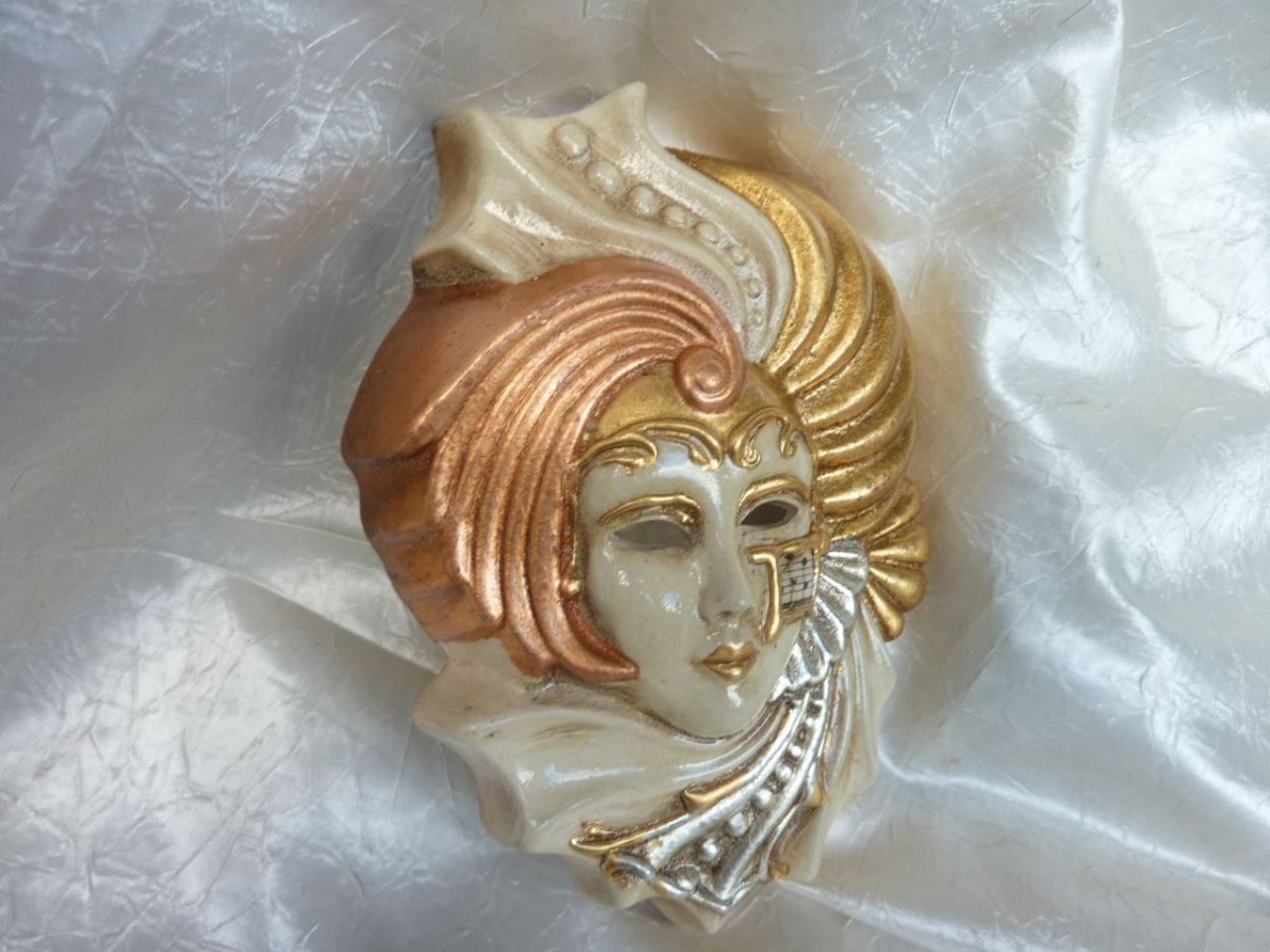masque en céramique pour décoration , feuille d'or ,argent et cuivre