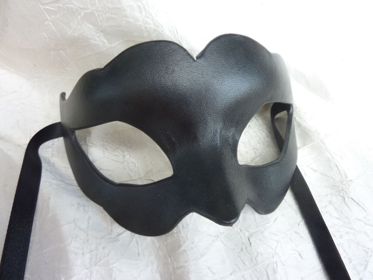 masque loup noir en eco-cuir, réalisé par les artisans vénitiens