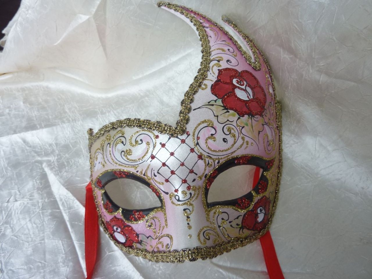 masque loup , décor fait main , rose pal et rouge, glitter doré, gallon doré