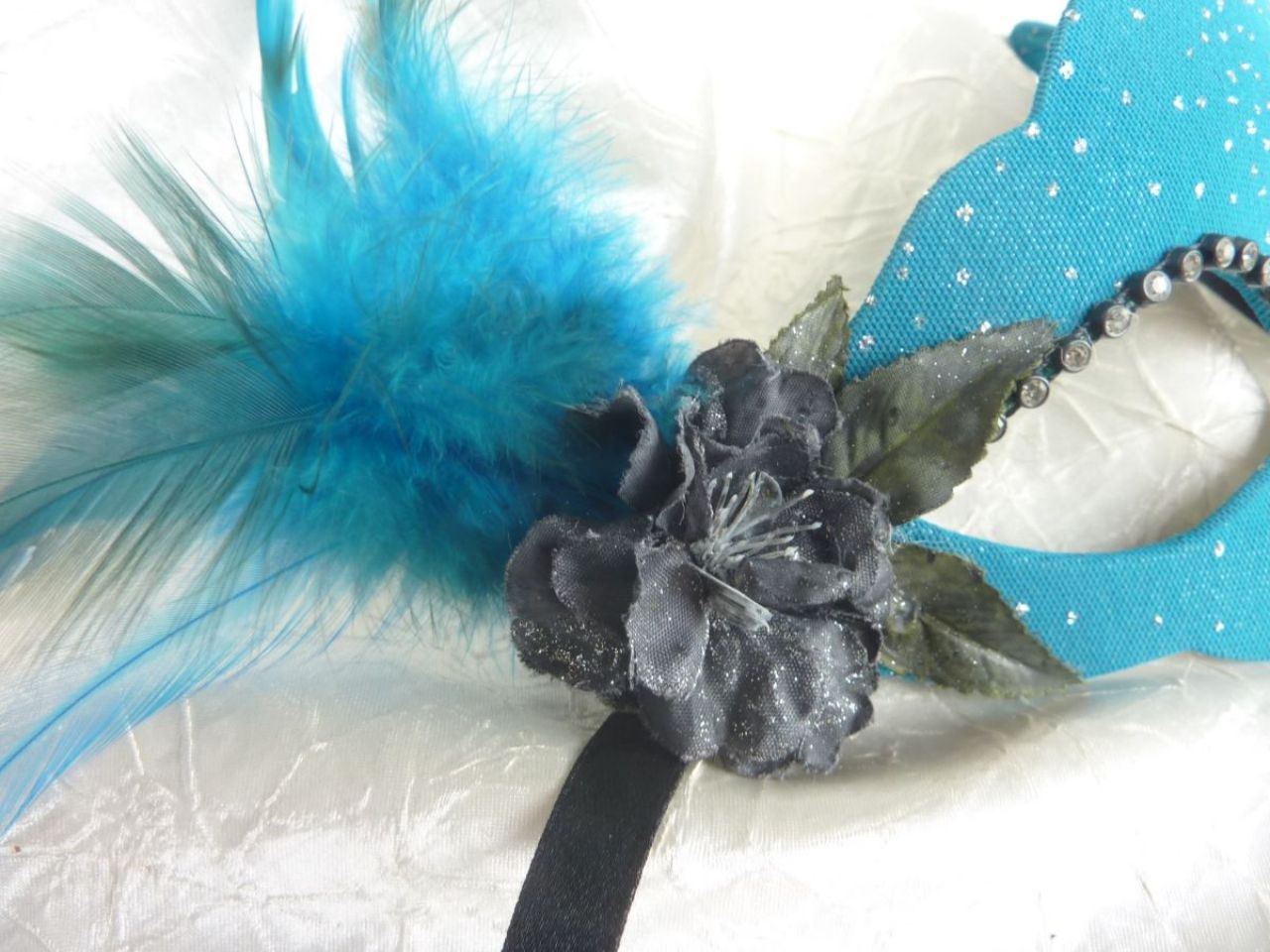 masque loup recouvert d'un magnifique tissu bleu avec strass, fleur noir et plumes bleu, fait main, unique