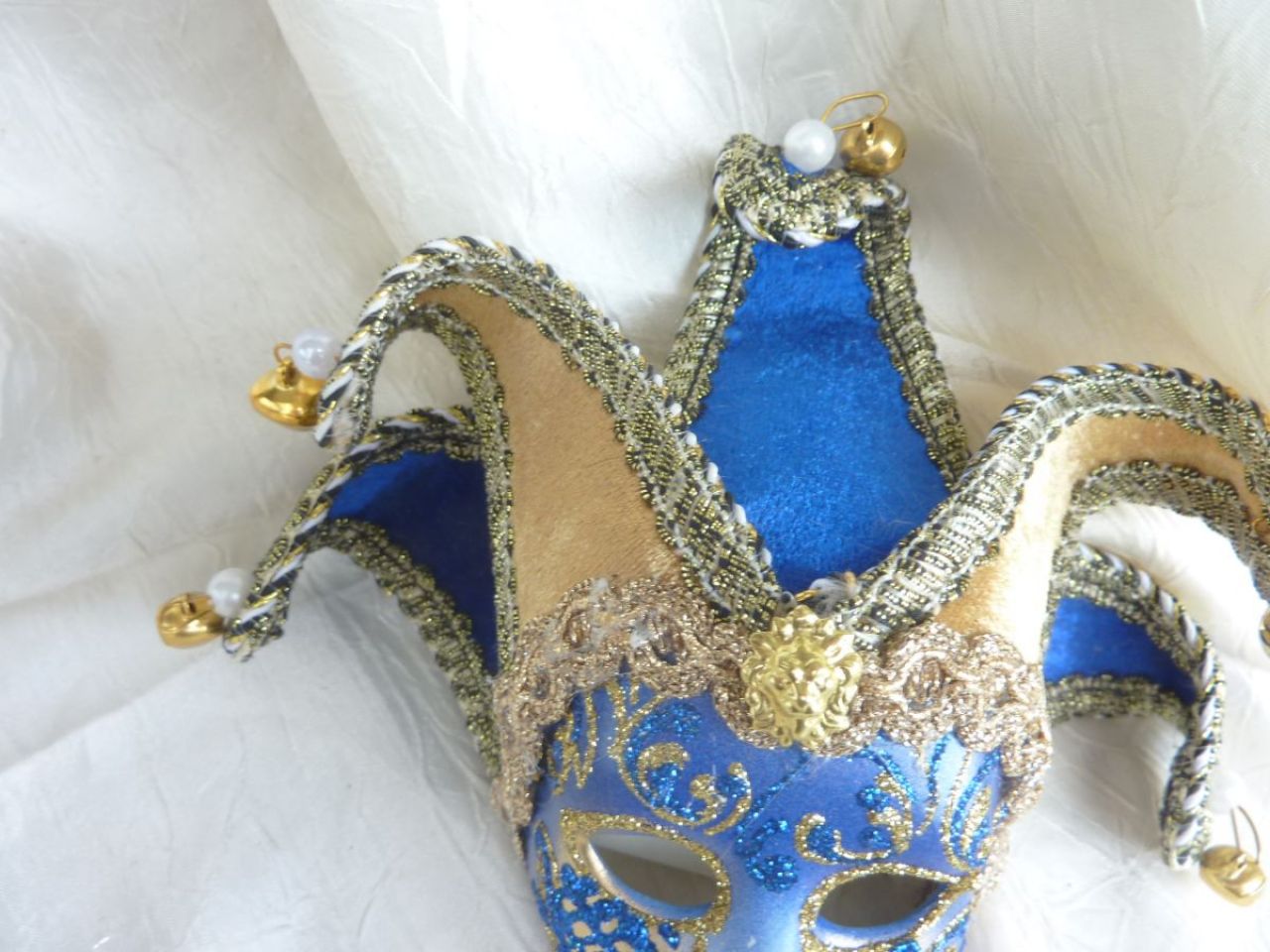 masque petit pour décoration, bleu et or, coiffe en velours jeune et bleu, visage bleu avec arabesques en glitter doré