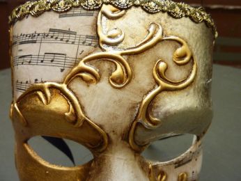 masque "bauta", le masque vénitien du 18me siècle, feuille d'or et d'argent avec décor musique