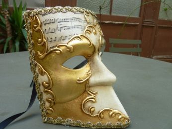 masque "bauta", le masque vénitien du 18me siècle, feuille d'or et d'argent avec décor musique