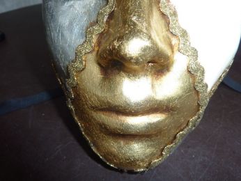 visage en papier mâche avec décor à losange, feuille d'or, de cuivre, d'argent