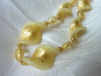collier en verre de Murano opaline recouvert de feuille d'or à 24 carats, perles à forme de feuille