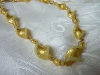 collier en verre de Murano opaline recouvert de feuille d'or à 24 carats, perles à forme de feuille
