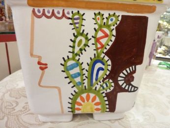 cache pot en céramique peint avec motifs de la tradition sicilienne par Amedeo Fortlin