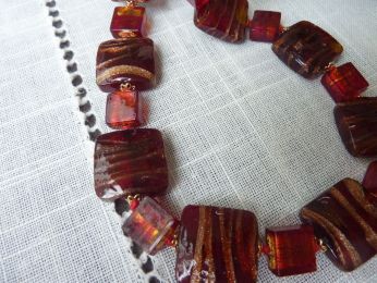 collier en verre de murano avec perles rouges carrées , perles grandes alternées à perles plus petites, enfilé avec fil de soie, fermeture à mousqueton, possibilité de le rallongé 