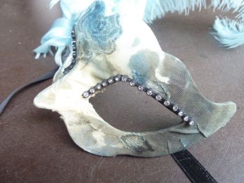 masque loup avec plumes d'autruche, recouvert de tissu de créateur, pièce unique, strass